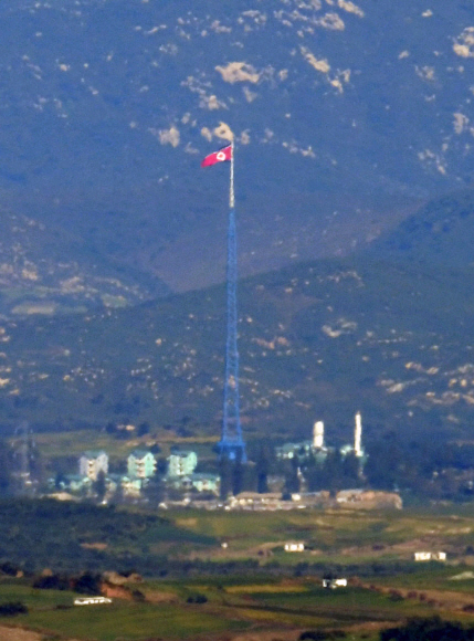 평양 남북정상회담으로 한반도의 긴장이 완화되고 있는 가운데 26일 오후 경기도 파주시 오두산 전망대에서 바라본 북한 기정동 선전마을에 인공기가 펄럭이고 있다. 2018.9.26 도준석 기자 pado@seoul.co.kr