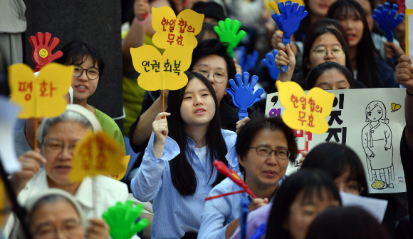 추석 연휴 마지막 날인 26일 서울 종로구 옛 일본대사관 앞에서 열린 제1354차 ‘일본군 성노예제 문제 해결을 위한 정기 수요시위’에서 참석자들이 ‘인권회복’, ‘한일합의 무효’라고 적힌 나비 모양의 피켓을 들고 일본 정부의 사죄를 촉구하고 있다.  박지환 기자 popocar@seoul.co.kr