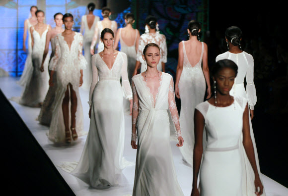 모델들이 26일(현지시간) 콜롬비아 칼리에서 열린 ‘Cali Exposhow 2018’ 오프닝 중 스페인 패션 레이블 로사 클라라의 작품을 선보이고 있다. EPA 연합뉴스