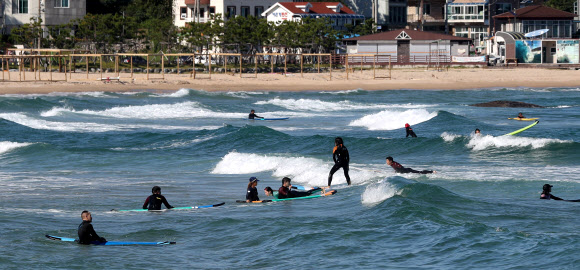 죽도해변은 가을 서퍼들의 천국
