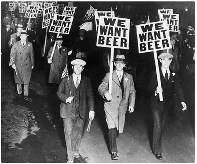 1919년 미 시민들이 “우리는 맥주를 원한다”는 팻말을 들고 금주법 시행에 대한 반대 시위를 하고 있다.  리버타운 브루잉 트위터
