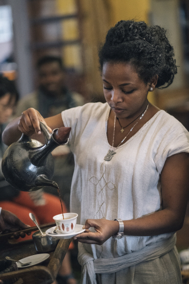 하라르 시장에서 한 여성이 커피를 내리고 있다. 에티오피아의 커피 한 잔 가격은 우리 돈으로 129원 정도다.
