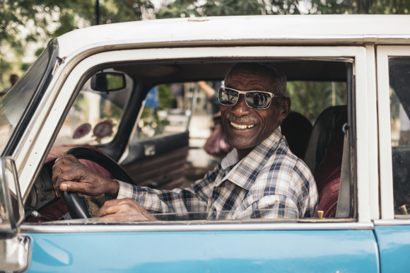 디레다와의 늙은 택시 운전사. 파란빛의 차처럼 웃는 모습도 환하다.