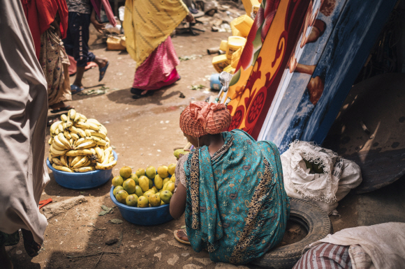 하라르 시장의 과일 좌판. 여인의 옷도, 과일도 모두 강렬한 원색이다.