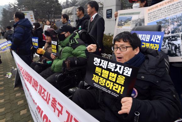 지난 1월 17일 서울 서초구 대검찰청 앞에서 형제복지원 사건 피해 생존자들이 특별법 제정을 촉구하는 시위를 벌이고 있다.  서울신문 포토라이브러리