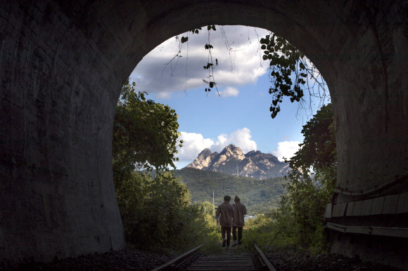 ‘터널을 지나 가을 하늘로’