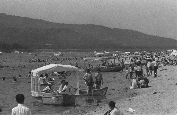 이 소설의 배경이 되는 서울 광나루의 1960년대 모습. 당시만 해도 이곳은 모래가 많아 강수욕장으로 인기가 높았다. 서울신문 DB