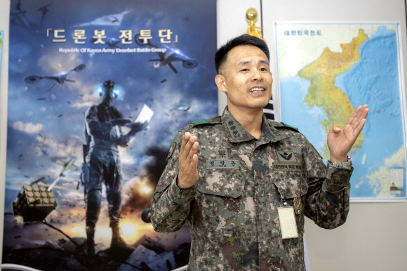 드론봇 전투체계 설명하는 김영균 대령