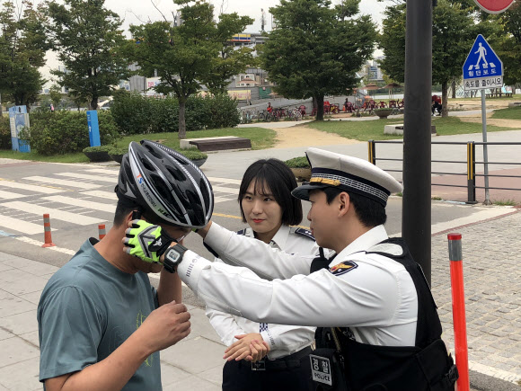 ‘안전모 꼭 착용하세요’