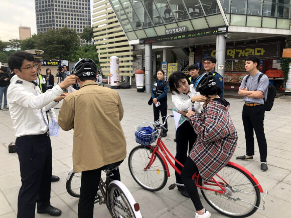 ‘안전모 꼭 착용하세요’