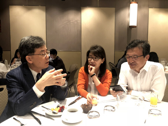 11년 전 한미 FTA 체결식 때와 같은 양복과 넥타이를 맨 김현종 통상교섭본부장