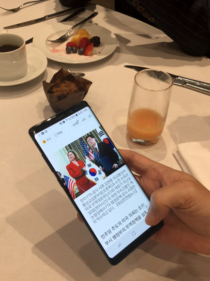 11년 전 한미 FTA 체결식 때와 같은 양복과 넥타이를 맨 김현종 통상교섭본부장