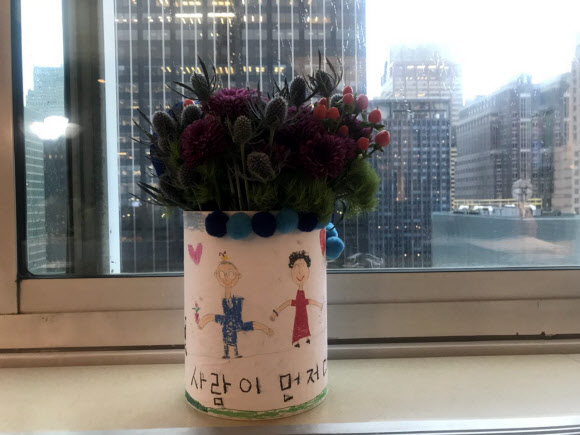 청와대 유엔총회 ‘B컷’ 공개, 어린이에게 선물받은 꽃과 화병