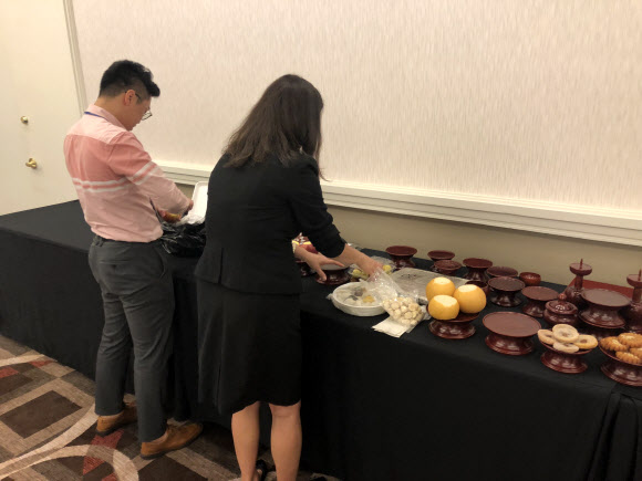 뉴욕 프레스센터에 차려진 차례상