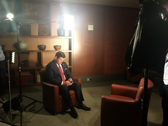 청와대 유엔총회 ‘B컷’ 공개, 문 대통령 인터뷰 기다리는 폭스 뉴스 앵커