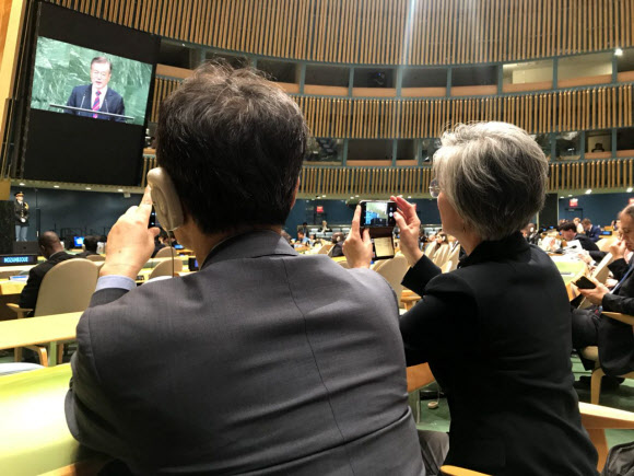 청와대 유엔총회 ‘B컷’ 공개, 문 대통령 유엔 총회 연설 기록하는 수행원들