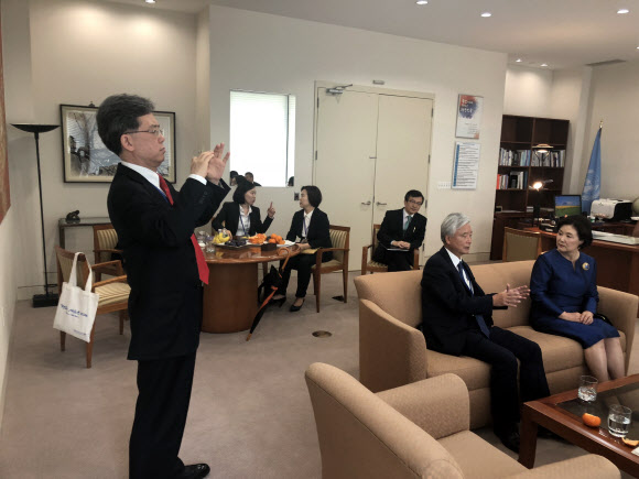 청와대 유엔총회 ‘B컷’ 공개, 유엔 대표부에서 횐담중인 문 대통령