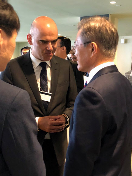 청, 유엔총회 ‘B컷’ 공개, 스위스 대통령과 대화 나누는 문 대통령