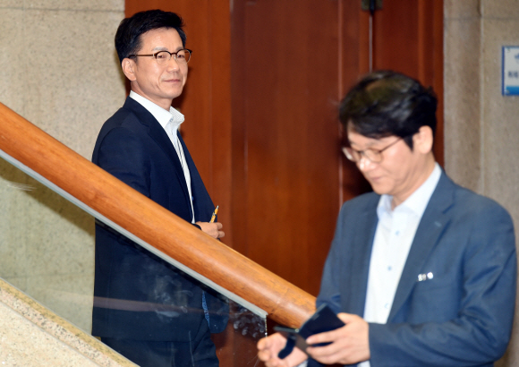 이정도 청와대 총무비서관이 28일 오전 청와대 춘추관에서 열린 청와대 ‘업무추진비 의혹’과 ‘회의 자문료 의혹’과 관련한 해명 회견을 위해 입장 하고 있다. 2018.9.28 청와대사진기자단