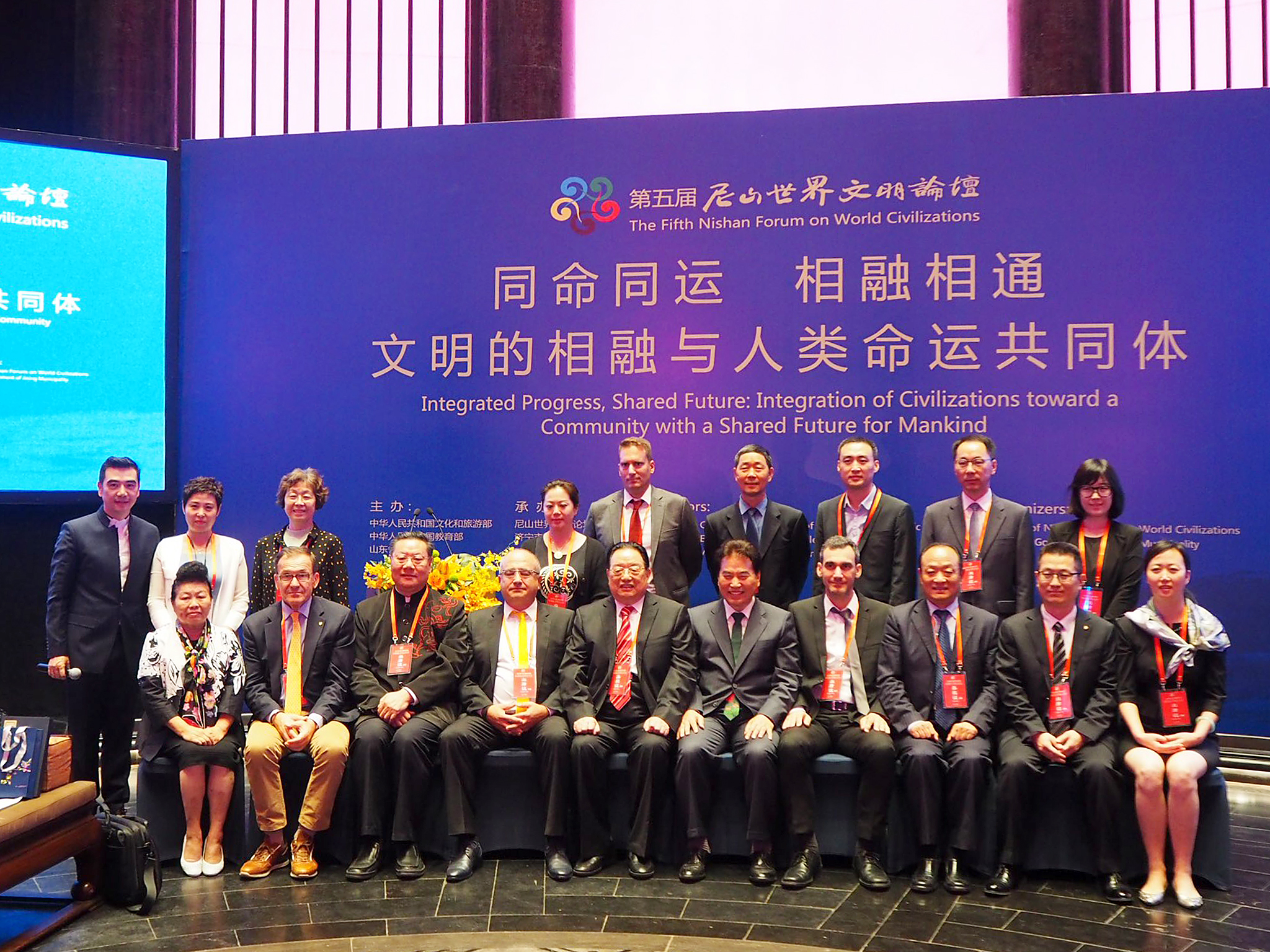 백군기 용인시장(앞줄 왼쪽에서 여섯번째)이 지난 26일 중국 산둥성 지닝시 취푸에서 열린 제5회 니산세계문명포럼에서 참석자들과 기념촬영하고 있다.