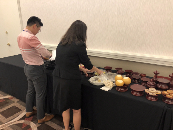 프레스센터에서 추석 맞이 차례상을 준비하는 현지 문화원 직원들 - 사진 김선 행정관