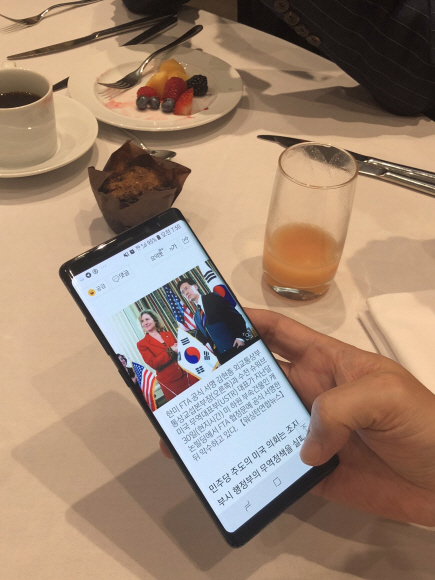 휴대폰은 11년 전 FTA서명식 때 같은 넥타이와 양복을 입었다는 김현종 본부장 기사. 뉴욕순방 b컷 - 청와대제공