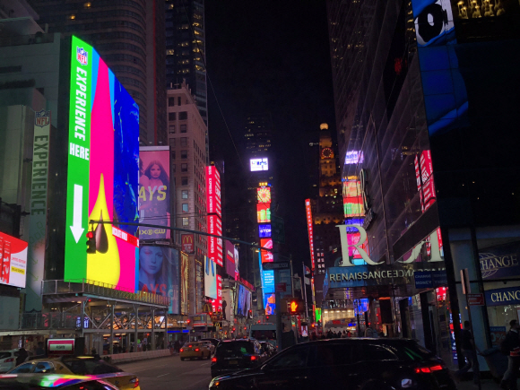 기자단 숙소와 가까웠던 타임스퀘어의 야경. 1130 청와대입니다도 이곳에서 진행 - 사진 김선 행정관