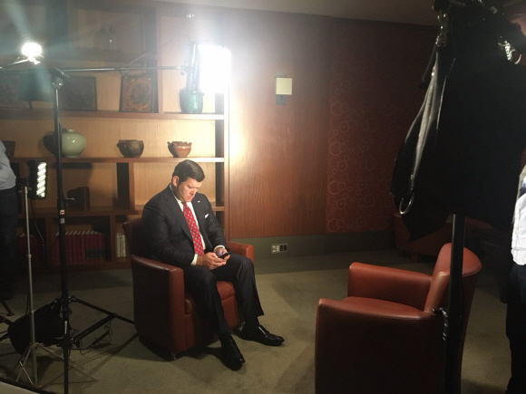 폭스 뉴스 인터뷰. 대통령이 도착하기 전, 대기 중인 폭스의 브렛 베이어 정치부문 선임 앵커 - 사진 해외언론비서관실 송정화 행정관