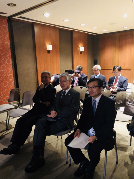 대통령의 폭스 뉴스 인터뷰를 지켜보기 위해 대기 중인 청와대 참모들과 조윤제 주미대사 - 사진 김선 행정관