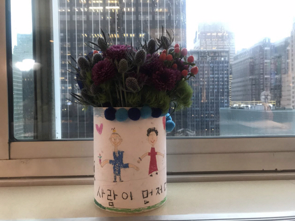 대통령 부인 김정숙 여사가 받은 선물. 교민 어린이가 직접 그린 그림과 꽃. - 사진 조한기 1부속비서관
