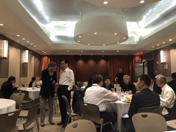 청와대가 미국 뉴욕에서 열린 73차 유엔총회에 참석한 문재인 대통령과 수행원들의 3일간의 생활을 스마트폰으로 찍은 ‘B컷’을 공개했다. 사진은 문 대통령의 유엔 기조연설이 열린 26일 오전(현지시간) 아침을 먹다 대화하는 정의용 국가안보실장과 강경화 외교부 장관. 사진 김선 행정관