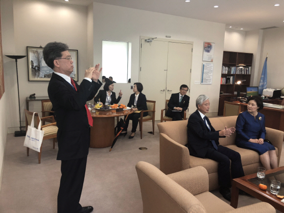 유엔총회 기조연설 전, 주 유엔한국대표부에서 대화중인 문재인 대통령과 참모들. 그 모습을 촬영하는 김현종 통상교섭본부장 - 사진 김선 행정관