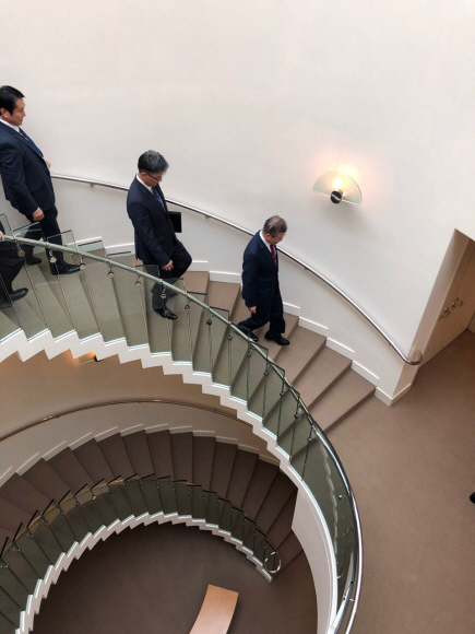 주유엔한국대표부 갤러리를 관람 중인 문재인 대통령과 일행들 - 사진 김하림 행정관