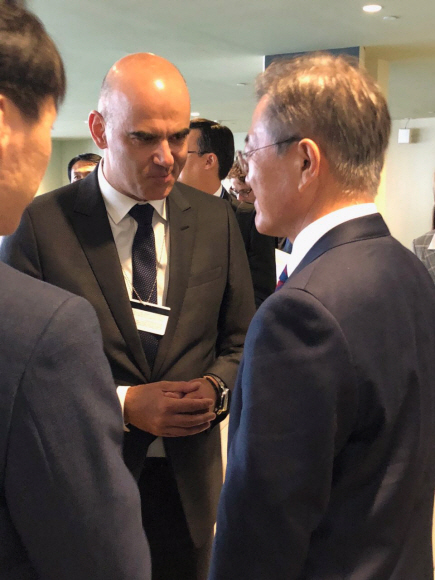 유엔에서 알랭 베르세 스위스 대통령을 만난 문재인 대통령 - 사진 김하림 행정관