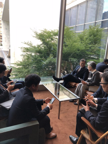 청와대가 미국 뉴욕에서 열린 73차 유엔총회에 참석한 문재인 대통령과 수행원들의 3일간의 생활을 스마트폰으로 찍은 ‘B컷’을 공개했다. 사진은 유엔본부에서 행사를 기다리며 강경화 외교부 장관과 대화하는 문 대통령. 뉴욕순방 b컷 - 청와대제공