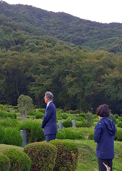 공무로 바빴던 문 대통령, 뒤늦은 성묘
