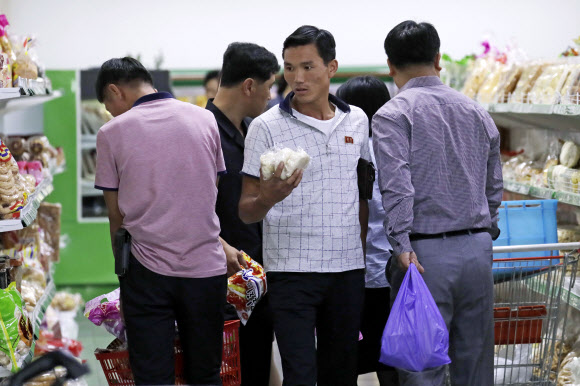 북한 주민들이 지난 12일 평양의 슈퍼마켓에서 장을 보고 있다. AP 연합뉴스