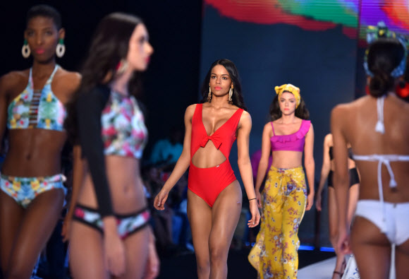 모델들이 28일(현지시간) 콜롬비아 칼리에서 열린 칼리 엑스포쇼(Cali Exposhow)에서 ‘Lulika’ 의 수영복을 선보이고 있다. EPA 연합뉴스