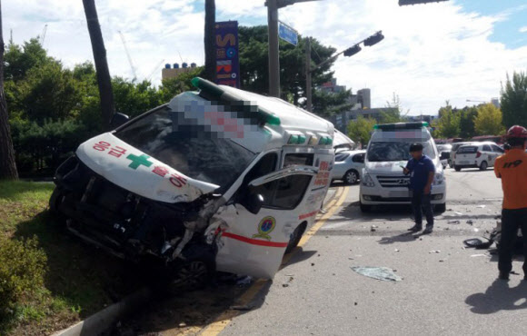 29일 오후 1시 39분께 전북 전주시 완산구 롯데백화점 앞 사거리에서 사설 구급차와 아우디 차량이 충돌해 소방당국이 사고를 수습하고 있다. 2018.9.29  전북소방본부 제공