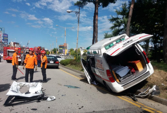 29일 오후 1시 39분께 전북 전주시 완산구 롯데백화점 앞 사거리에서 사설 구급차와 아우디 차량이 충돌해 소방당국이 사고를 수습하고 있다. 2018.9.29  전북소방본부 제공