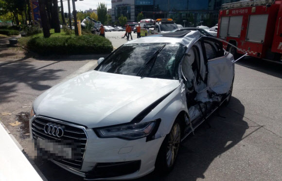 29일 오후 1시 39분께 전북 전주시 완산구 롯데백화점 앞 사거리에서 사설 구급차와 아우디 차량이 충돌해 소방당국이 사고를 수습하고 있다. 2018.9.29  전북소방본부 제공