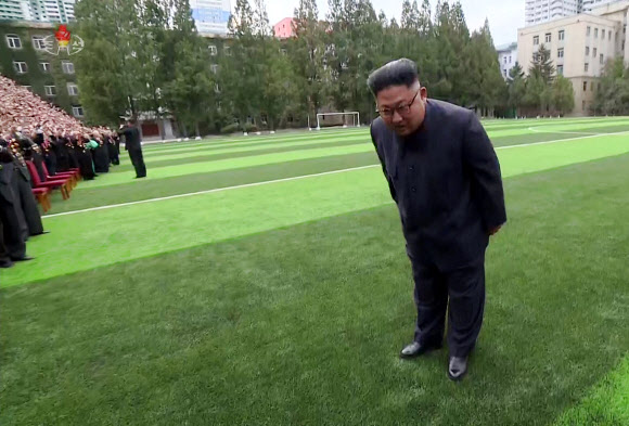 기념촬영 직전 인사하는 김정은 위원장