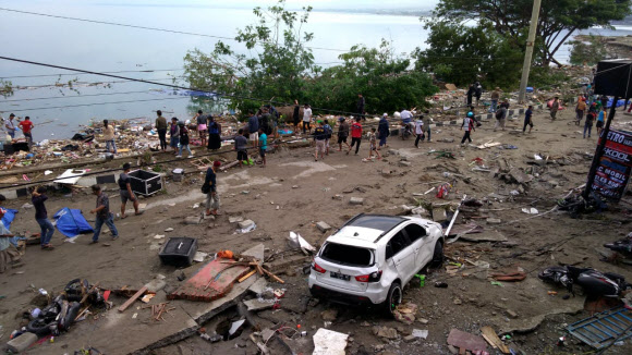 ‘3m 쓰나미’ 밀어닥친 인도네시아 술라웨시 섬