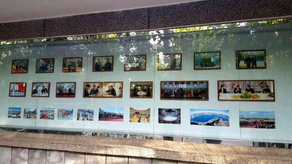 주중 북한대사관, 시진핑·트럼프 빼고 문재인·김정은 사진 내걸어