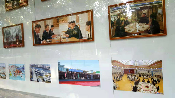 주중 북한대사관, 시진핑·트럼프 빼고 문재인·김정은 사진 내걸어