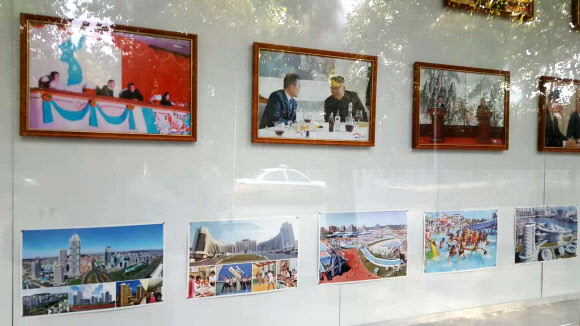 주중 북한대사관, 시진핑·트럼프 빼고 문재인·김정은 사진 내걸어