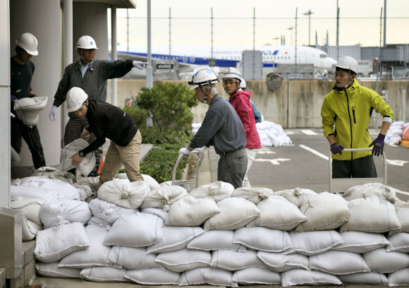 간사이공항 침수 막아라