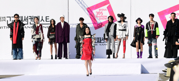 30일 서울역 앞에서 열린 제3회 고교패션컨테스트에 등장한 모델들이 수상작들을 입고 워킹을 하고 있다. 2018. 9. 30 정연호 기자 tpgod@seoul.co.kr