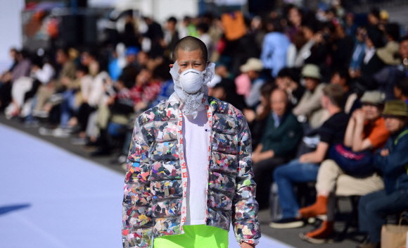 30일 서울역 앞에서 열린 제3회 고교패션컨테스트에 등장한 모델들이 수상작들을 입고 워킹을 하고 있다. 2018. 9. 30 정연호 기자 tpgod@seoul.co.kr