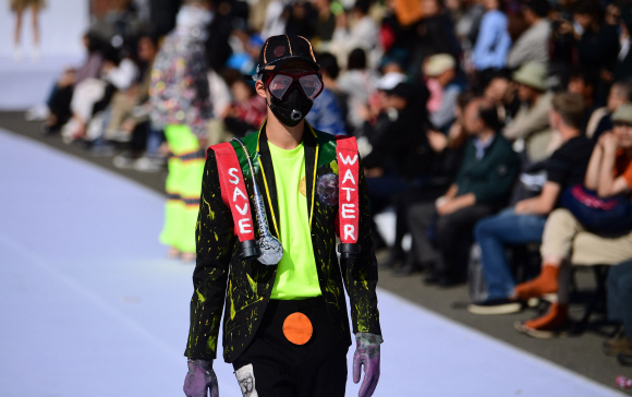 30일 서울역 앞에서 열린 제3회 고교패션컨테스트에 등장한 모델들이 수상작들을 입고 워킹을 하고 있다. 2018. 9. 30 정연호 기자 tpgod@seoul.co.kr
